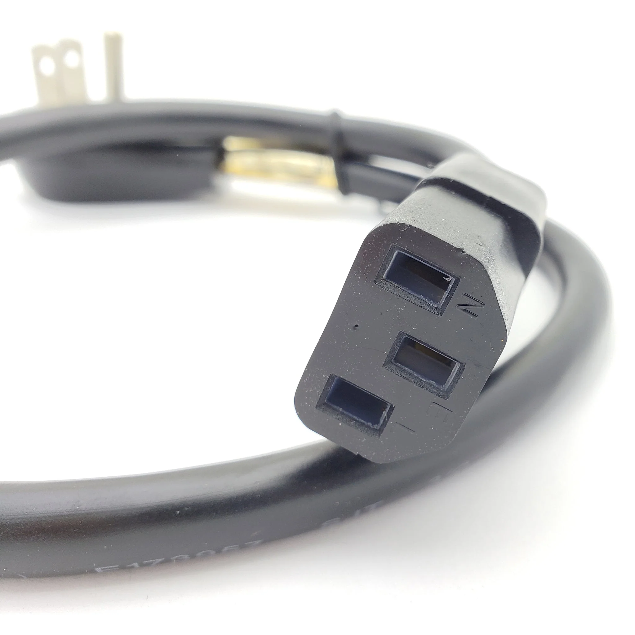 Right Angle (90 degree) 5-15P Plug To IEC C13 Straight - 3Ft - Image 4